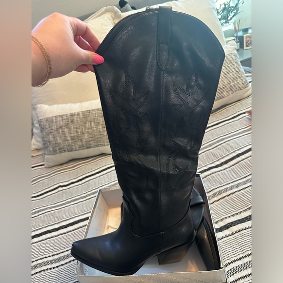 Never worn wide calf cowboy boots - Picture 2 of 4